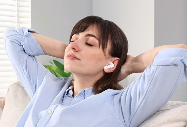 EarFun Air Pro 4+ AI fordítós vezeték nélküli fülhallgató, adaptív zajszűréssel és dupla hangszórókkal, IP55, BT6.0 - Fehér (TW700W)